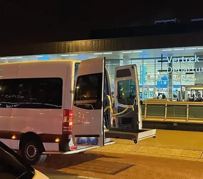 Rolstoelbus bij Schiphol voor reizigers uit Nijmegen